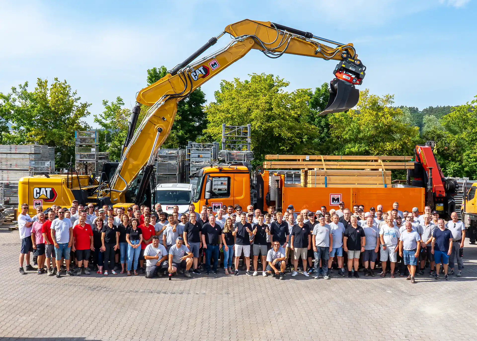 TEAM-Header-webp Beispielbild: Eine Großbaustelle für moderne Gebäude mit großem Kran am Stadtrand.
